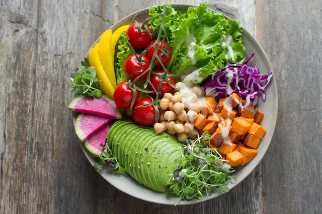 Does salad have fibre? What to add to your bowl
